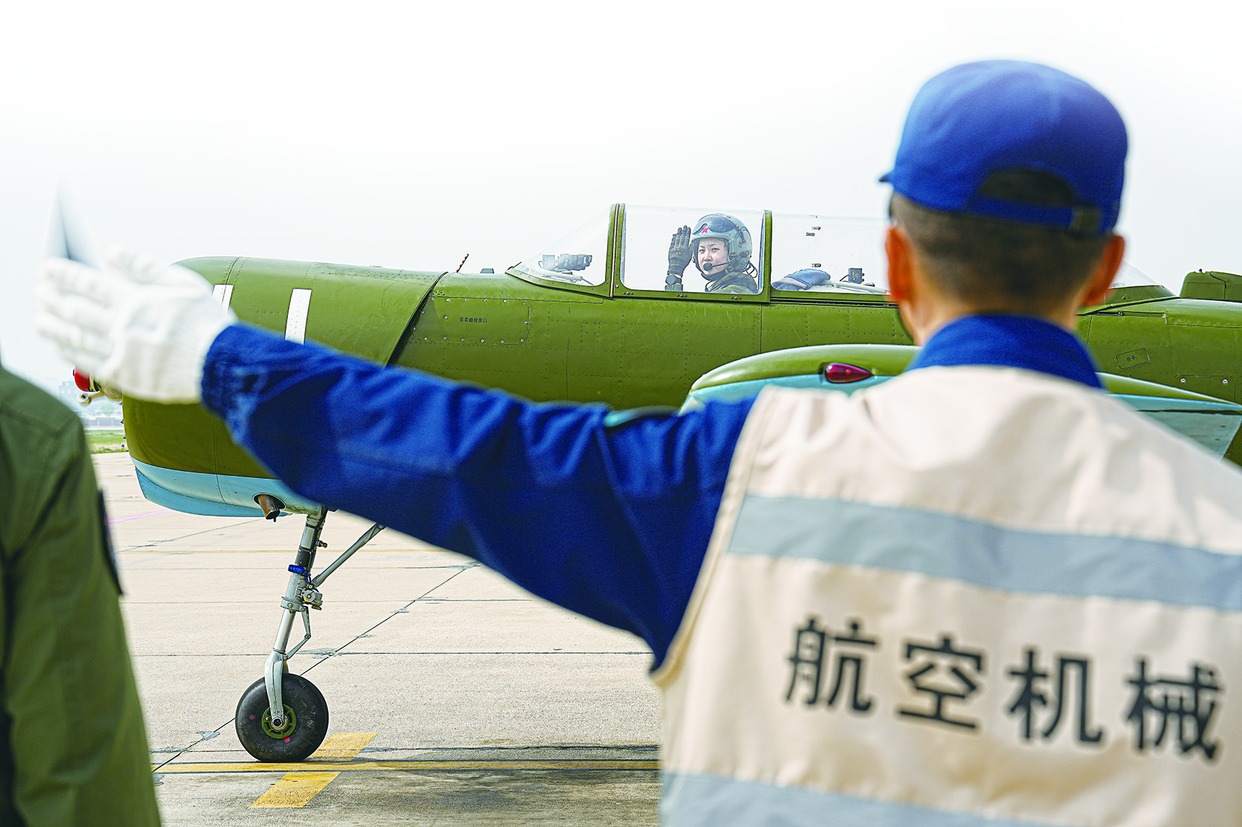 海军首批舰载机女飞行学员接受《环球时报》采访：要上就上最好的